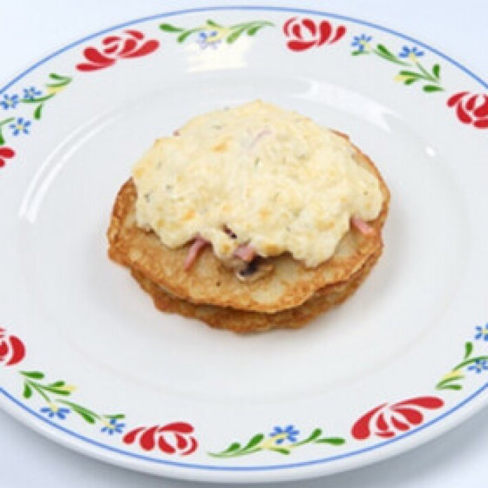 Драники под «Шапкой» с ветчиной и грибами