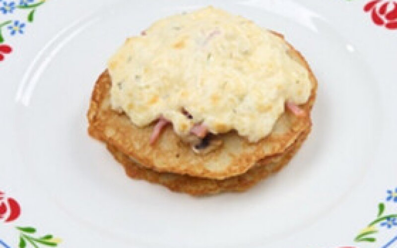 Драники под «Шапкой» с ветчиной и грибами