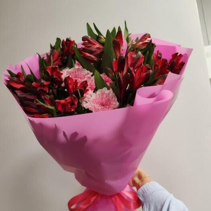 Букет из хризантемы и альстромерии