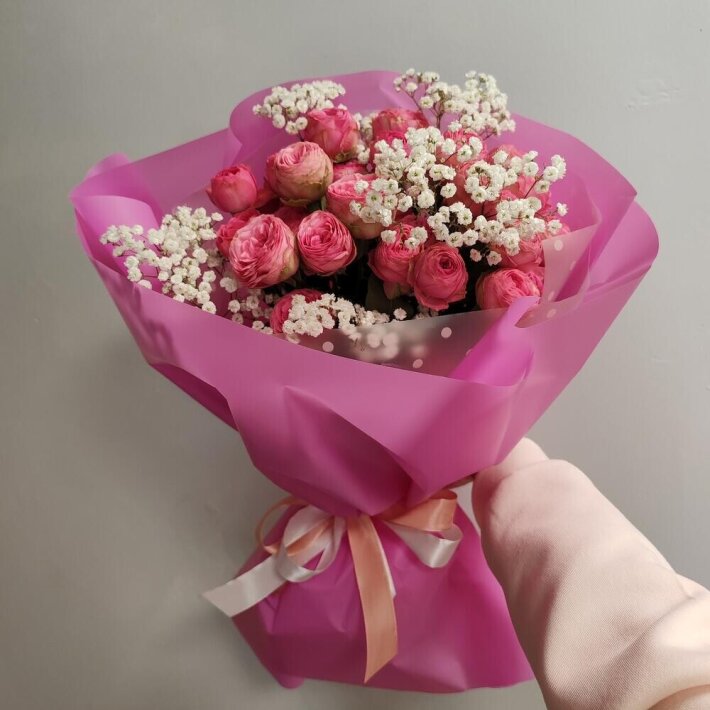 Букет из пионовидной розы и гипсофилы