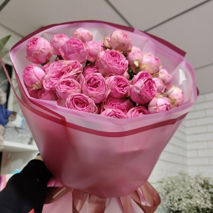 Букет из пионовидных кустовых роз