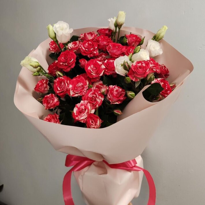 Букет из кустовой розы и эустомы