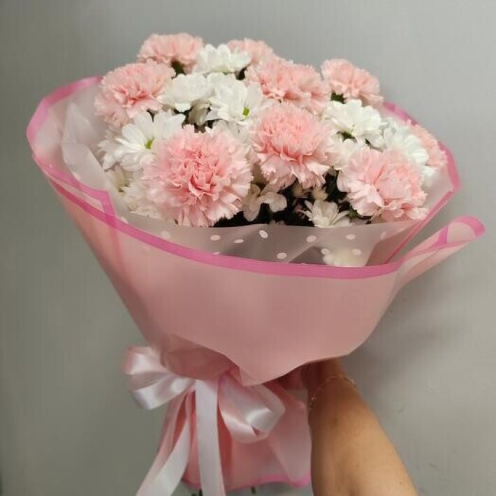 Букет из хризантемы и розовой гвоздики