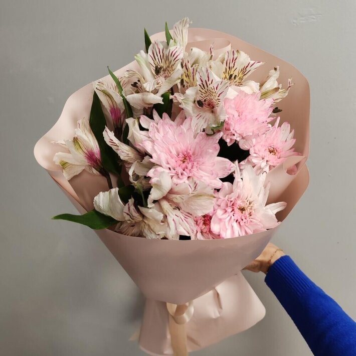 Букет из альстромерии и хризантемы