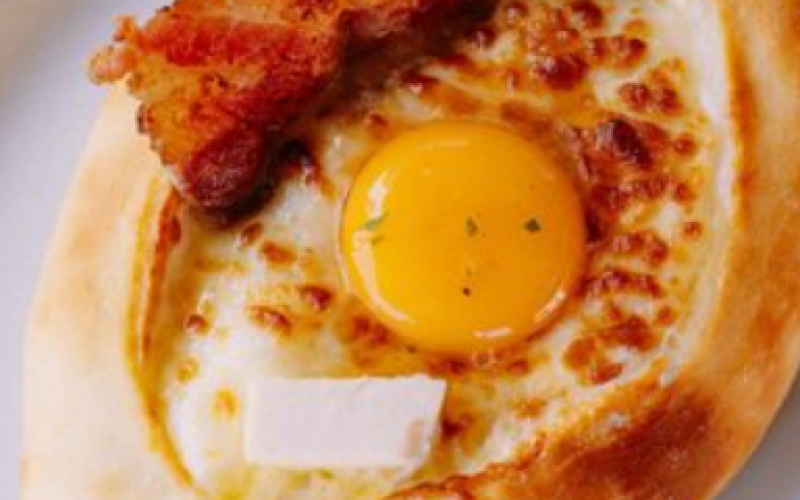 Хачапури «По-аджарски» с беконом
