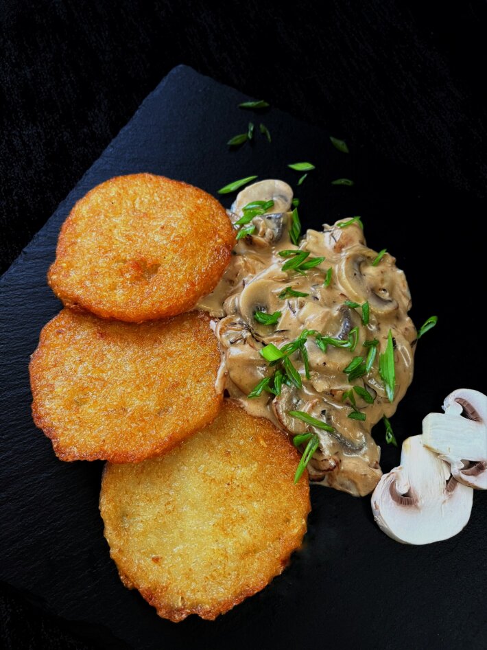 Драники в «Сливочно-грибном» соусе