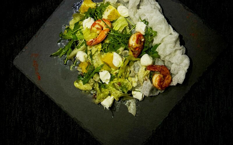 Салат с креветкой и апельсином