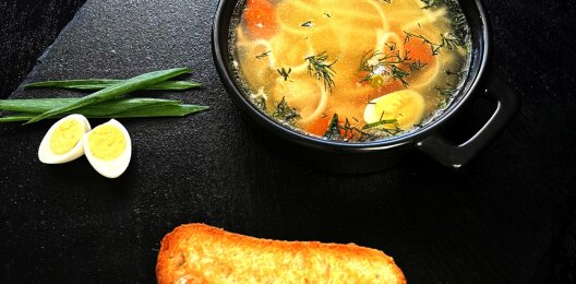Куриный суп с перепелиным яйцом