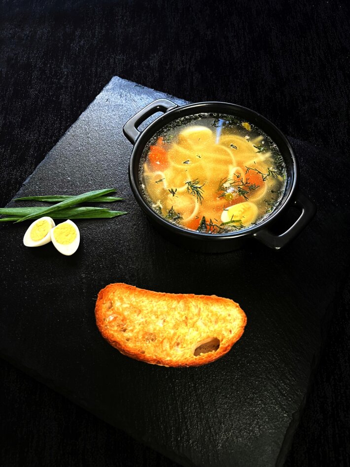 Куриный суп с перепелиным яйцом