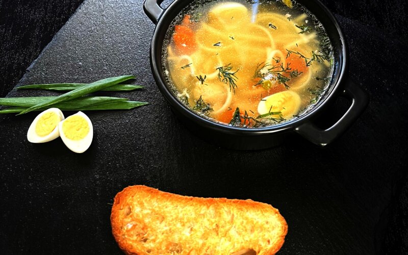 Куриный суп с перепелиным яйцом