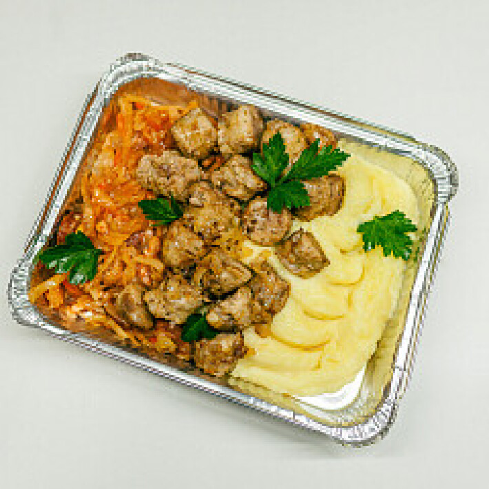 КОЛБАСКИ ПО-ДОМАШНЕМУ С КАРТОФЕЛЬНЫМ ПЮРЕ И ТОМЛЕНОЙ КАПУСТОЙ