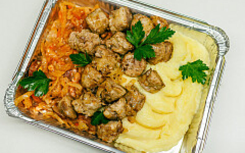 КОЛБАСКИ ПО-ДОМАШНЕМУ С КАРТОФЕЛЬНЫМ ПЮРЕ И ТОМЛЕНОЙ КАПУСТОЙ