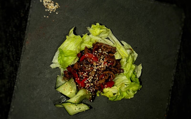 Салат горячий с говядиной