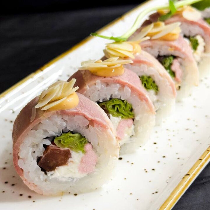 Ролл с беконом и миндалем