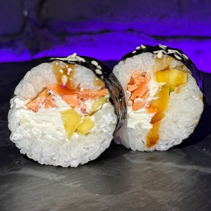 Ролл «Маки с опаленным лососем и манго»