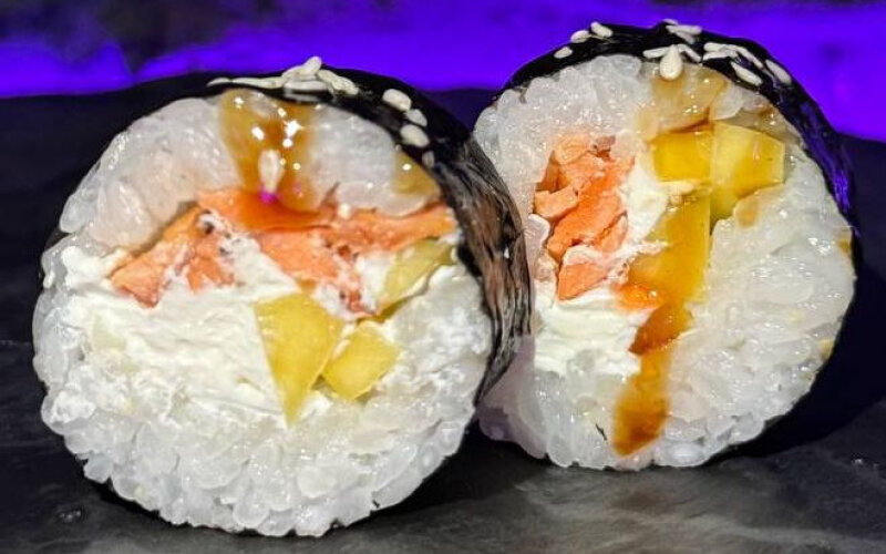 Ролл «Сяке маки с опаленным лососем и манго»