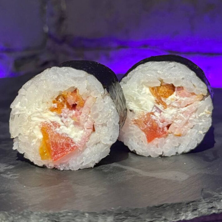 Ролл «Маки с опаленным беконом и помидором»