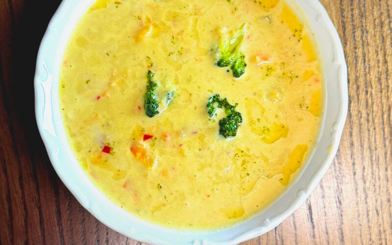 Фирменный чаудер с беконом и сыром