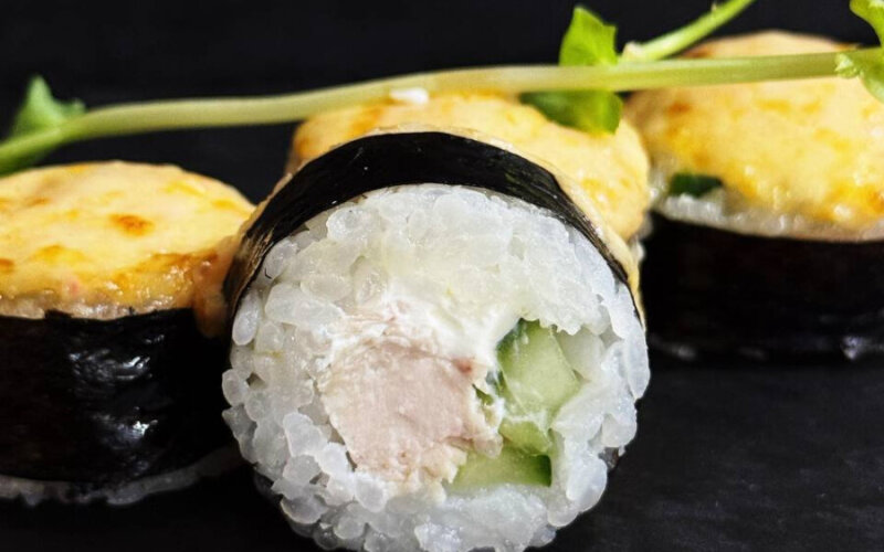 Запеченный ролл с курицей