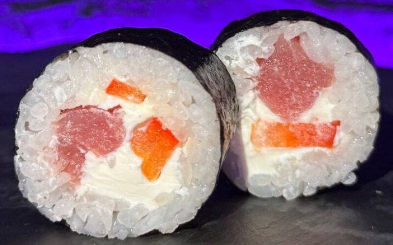 Ролл «Сяке маки с тунцом и перцем»
