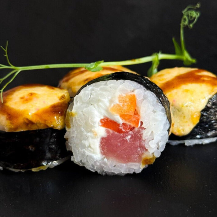 Запеченный ролл с тунцом и перцем