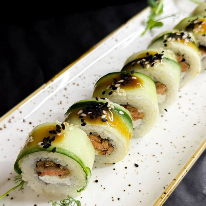 Ролл в огурце с лососем терияки
