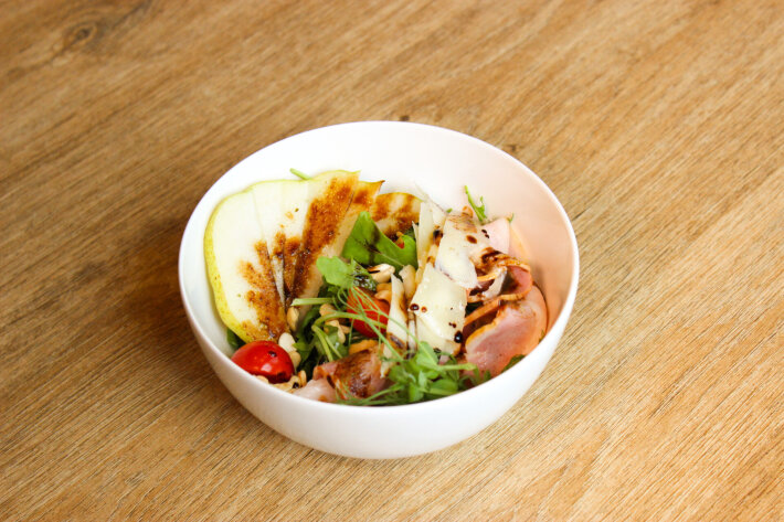 Салат с грушей и беконом