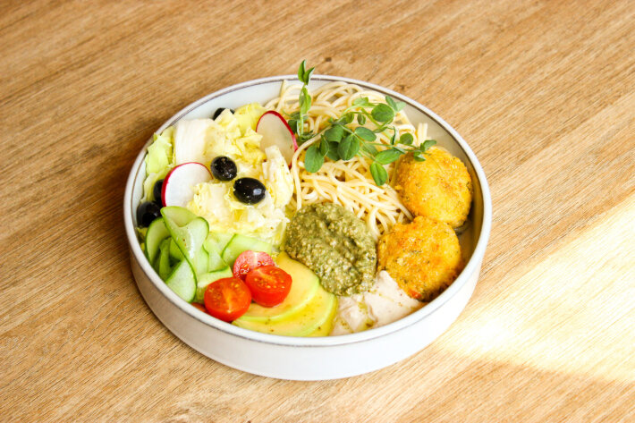 Боул «Паста с нутовыми котлетами»