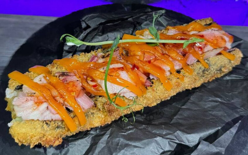 Ролл-дог с опаленным беконом