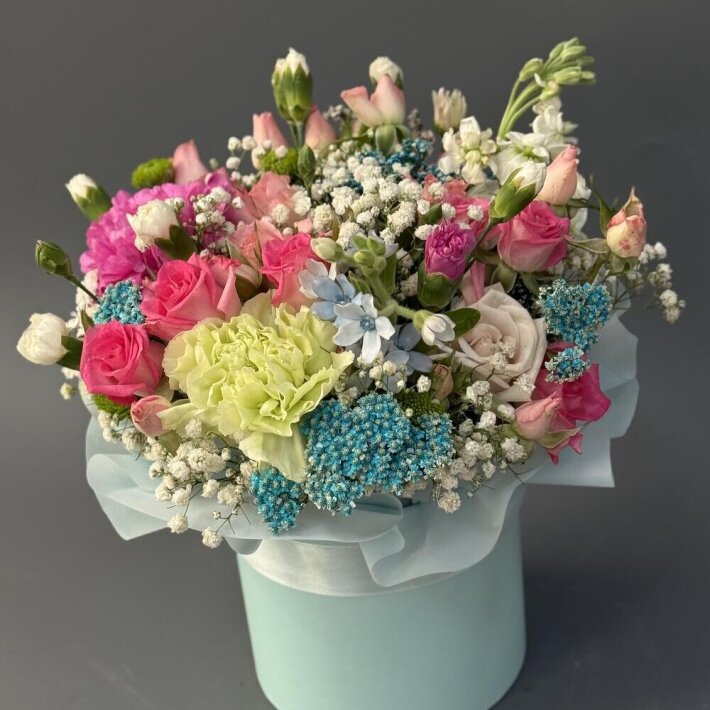 Цветы в коробке голубой