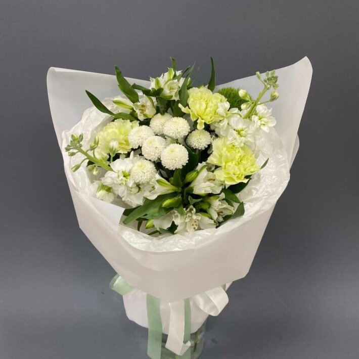 Букет с маттиолой, гвоздикой и альстромериями