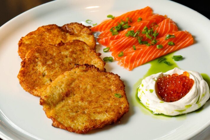 Драники с лососем, икрой и сметаной