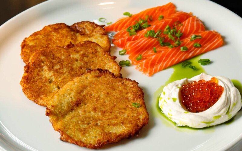 Драники с лососем, икрой и сметаной