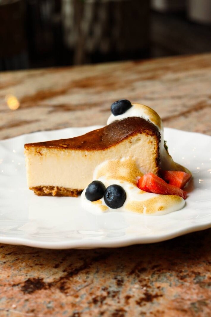 Чизкейк с сезонными ягодами