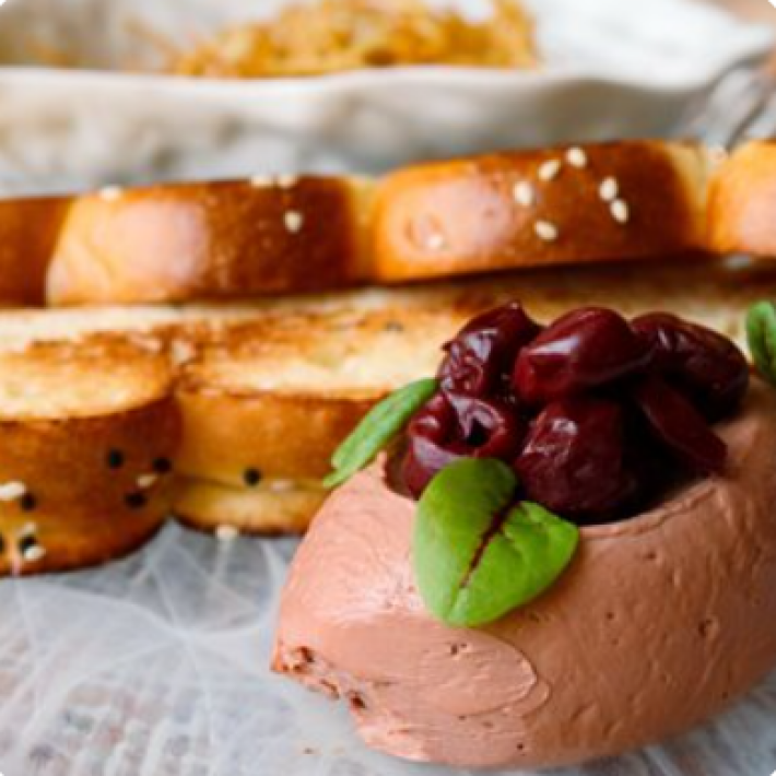 Паштет из печени цыпленка с вишней и хрустящей картошкой