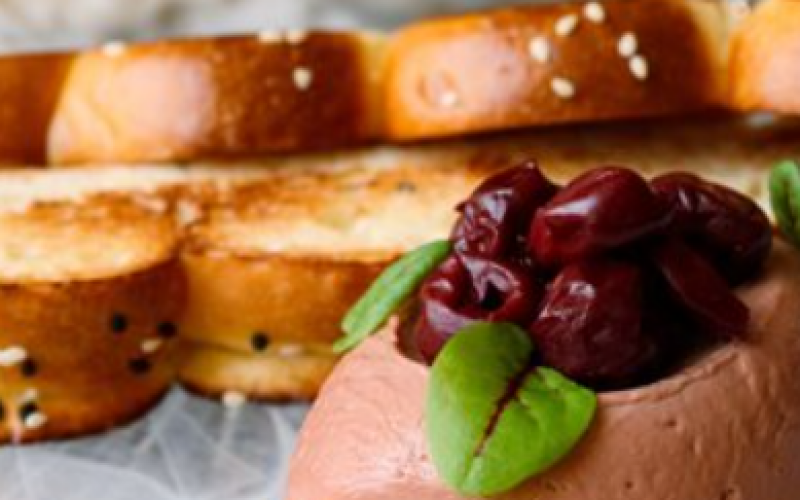 Паштет из печени цыпленка с вишней и хрустящей картошкой