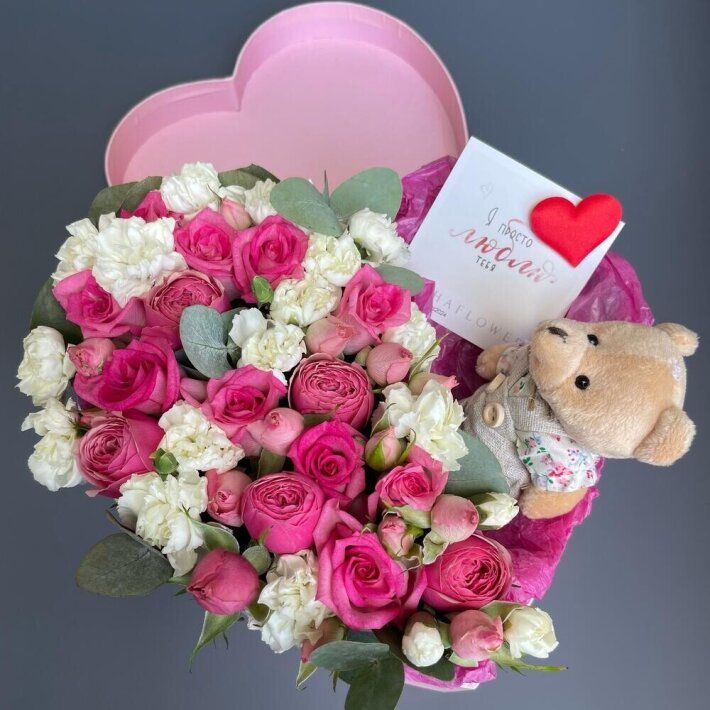 Цветы в коробке сердце
