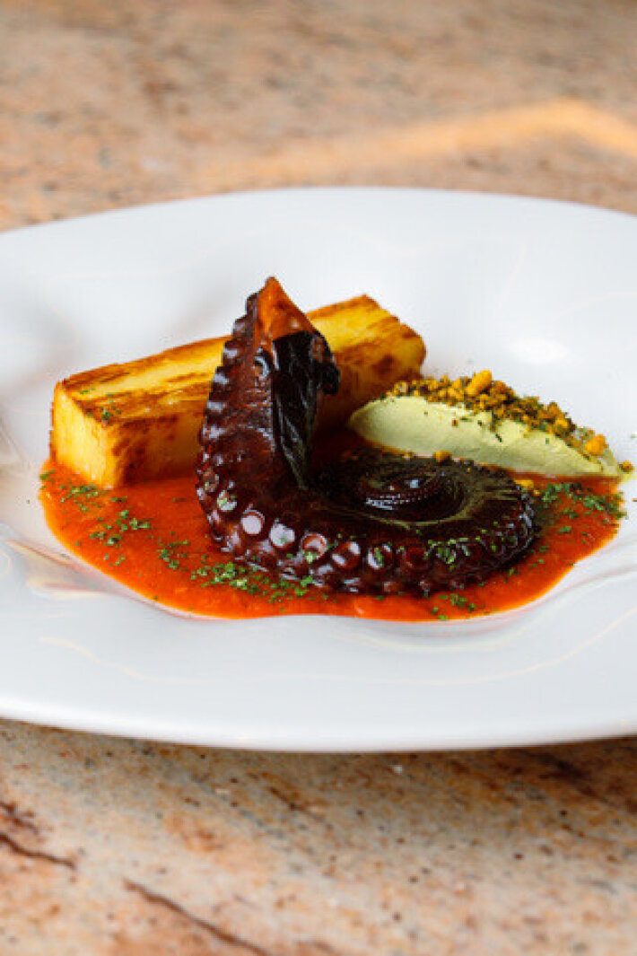 Осьминог с гратеном, помидорами и зеленью