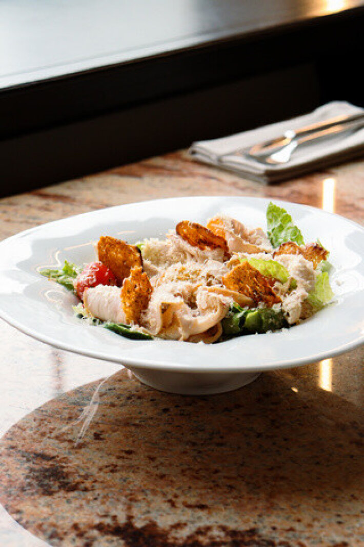 Салат «Цезарь с копчёной индейкой»