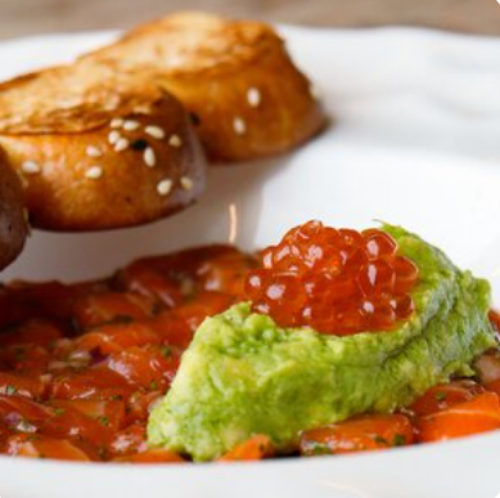 Тартар из лосося с икрой и гуакамоле