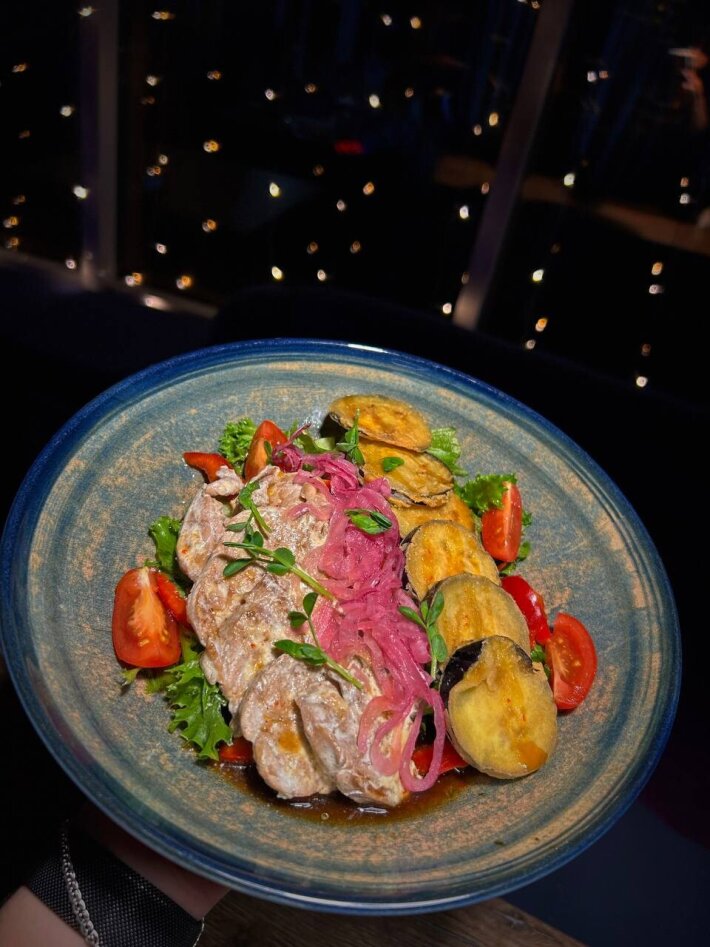 Салат «Стейк из свинины»