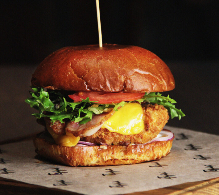 Чикенбургер с хрустящим беконом, помидором и копченым соусом «Тартар»