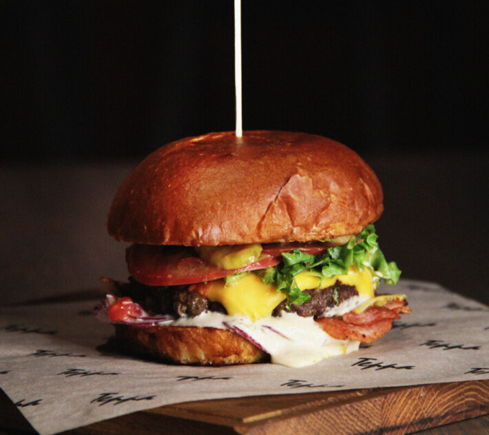 Большой бифбургер с беконом, маринованными огурцами и фирменным соусом «Барбекю»