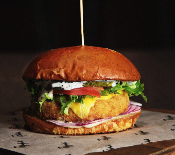 Фишбургер с тобико, маринованными огурцами и соусом из анчоусов