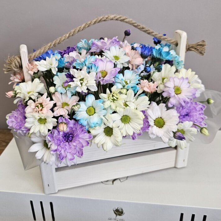 Ящик деревянный с хризантемой «Радужный»