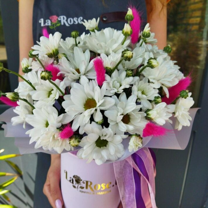 Композиция с хризантемой и лагурсом «Ноты любви»