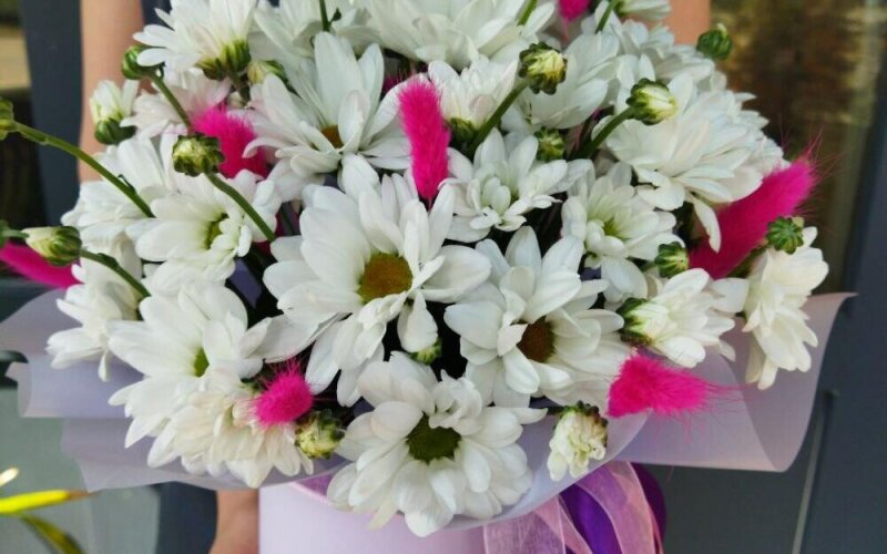 Композиция с хризантемой и лагурсом «Ноты любви»