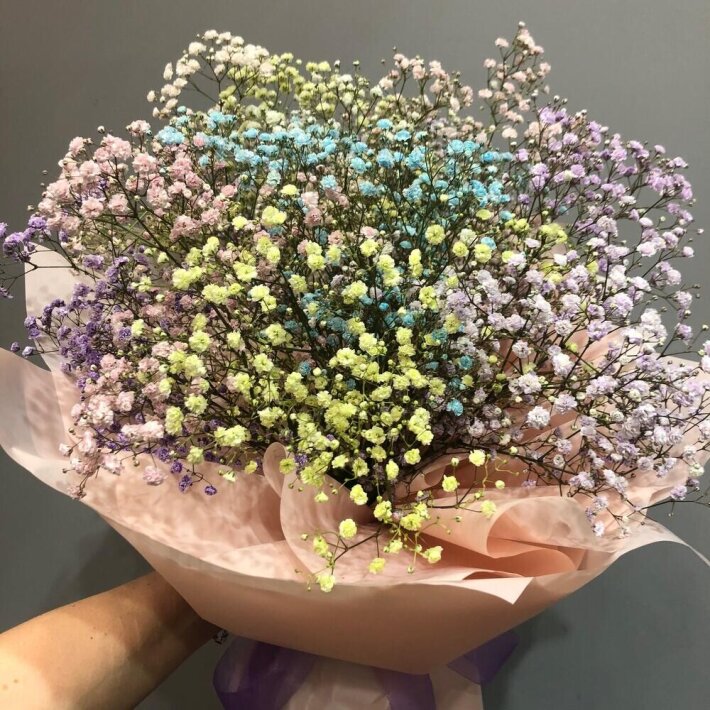 Букет из разноцветной гипсофилы