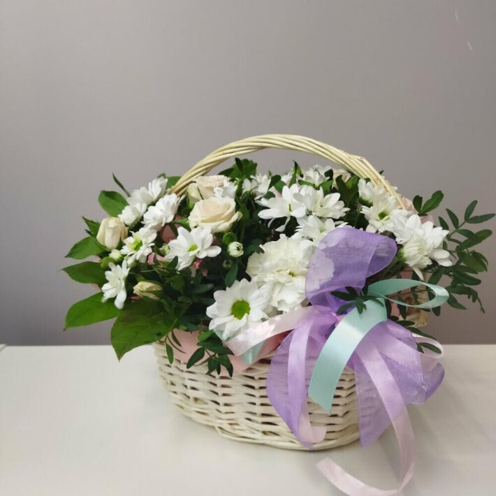 Композиция в корзине из ромашек и белых роз с дополнением гвоздики и фисташки