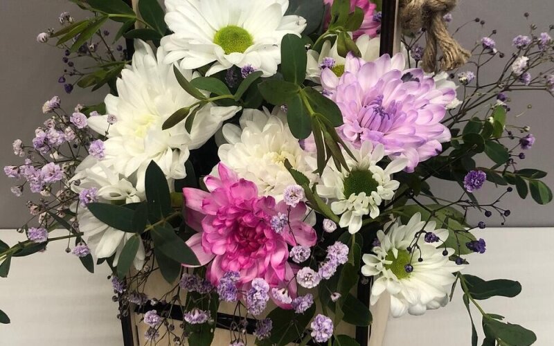 Композиция в декоративном ящике из фанеры